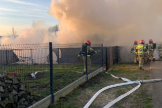 Pożar domu w Wielkiej Wsi. Jedna osoba poszkodowana, gmina organizuje pomoc przed świetami