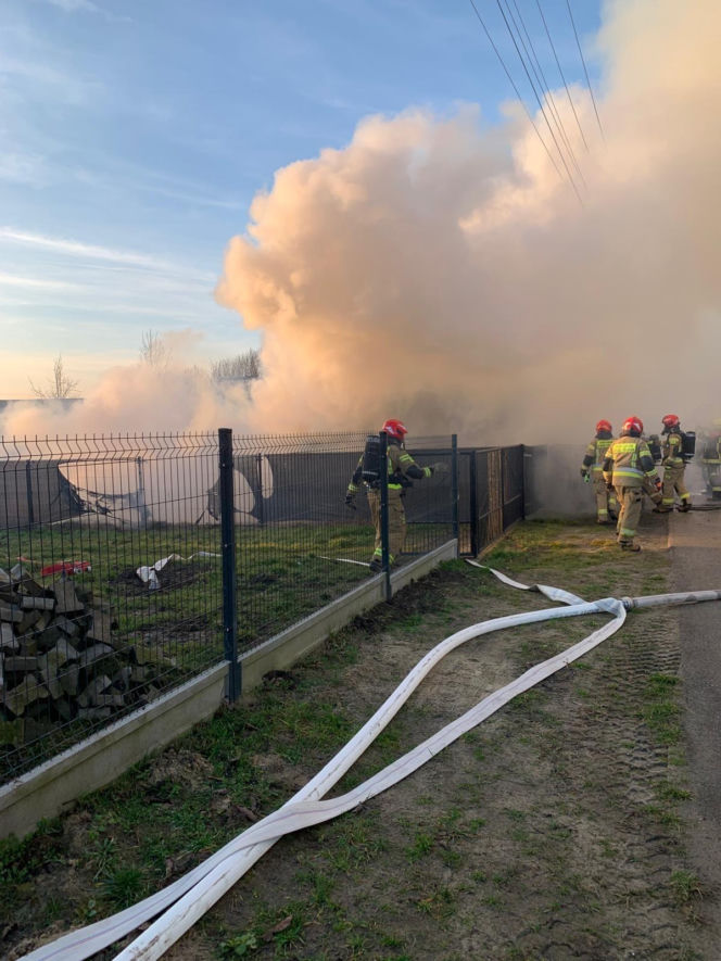Pożar domu w Wielkiej Wsi. Jedna osoba poszkodowana, gmina organizuje pomoc przed świetami
