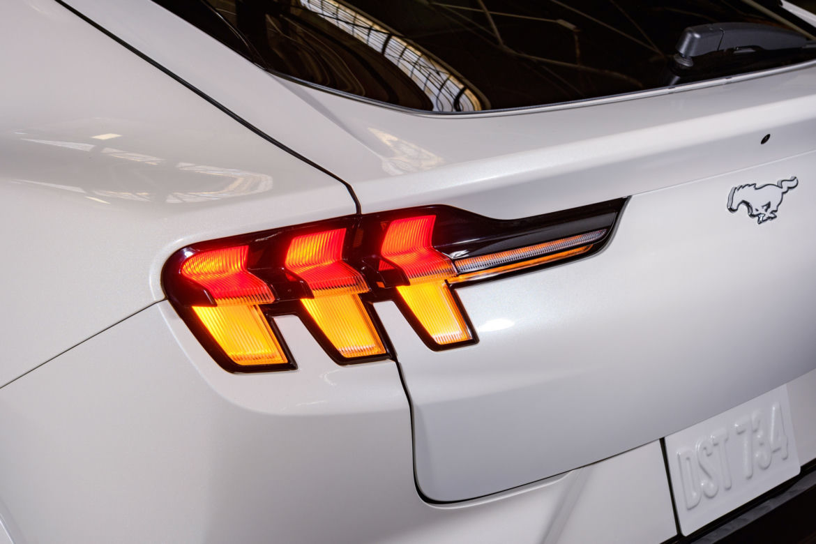 Ford Mustang Mach-E z pakietem Frost White