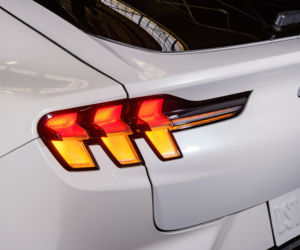 Ford Mustang Mach-E z pakietem Frost White