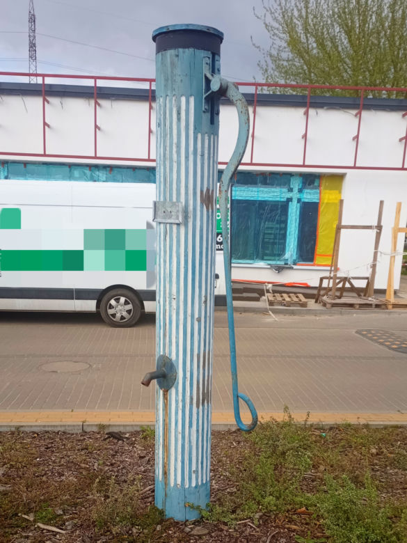 Zabytkowa pompa i jej replika na Krzekowie
