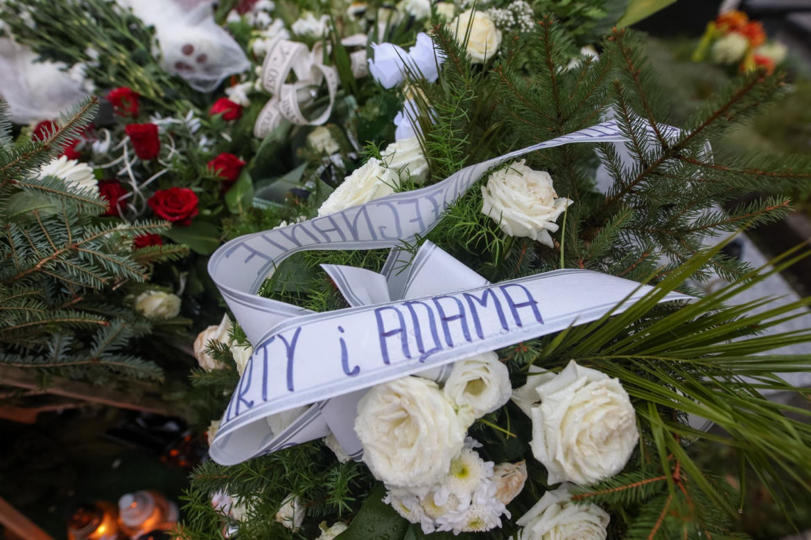 Grób Oliwierka i jego rodziców utonął w morzu kwiatów. Ten widok wyciska łzy