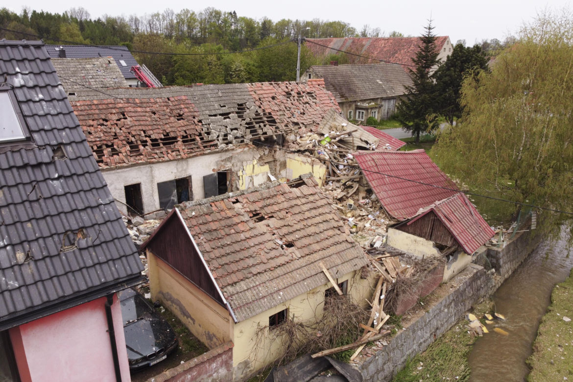 Gruzowisko zamiast domu. Straszny widok w Ożarach 