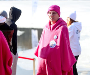 Różowe morsowanie idealne na pomaganie. Trzy Stawy opanowali amatorzy zimnych kąpieli