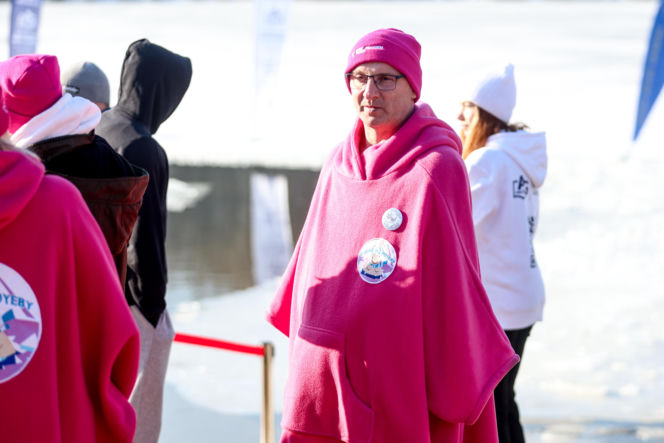 Różowe morsowanie idealne na pomaganie. Trzy Stawy opanowali amatorzy zimnych kąpieli