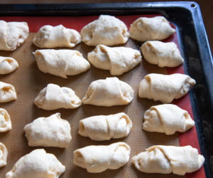 Te rogaliki listkują się jak ciasto francuskie, a robi się je w 15 minut. Poznaj zapomniany przepis na rogaliki kijowskie