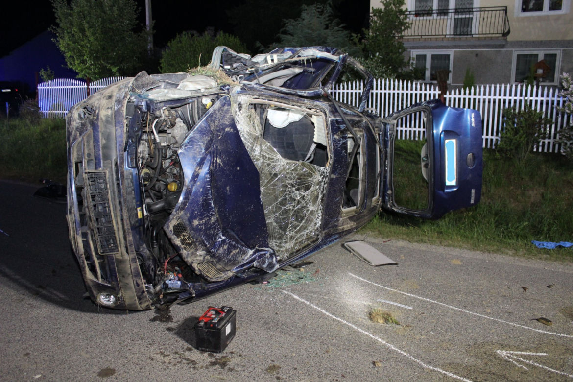 Młody kierowca podczas wyprzedzania zahaczył o inne auto. Nie żyje nastoletnia pasażerka