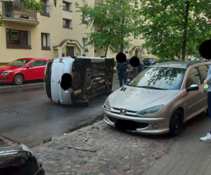 Kolizja na ulicy Śląskiej w Bydgoszczy! Jedno z aut wylądowało na boku [ZDJĘCIA]