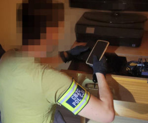 Myślał, że jest anonimowy w sieci. Wysyłał groźby o bombach, policja namierzyła go w 5 godzin