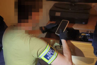 Myślał, że jest anonimowy w sieci. Wysyłał groźby o bombach, policja namierzyła go w 5 godzin