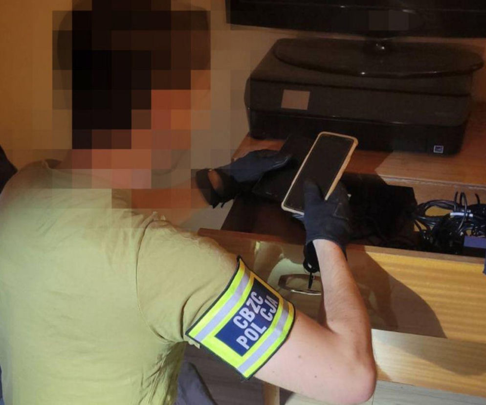 Myślał, że jest anonimowy w sieci. Wysyłał groźby o bombach, policja namierzyła go w 5 godzin