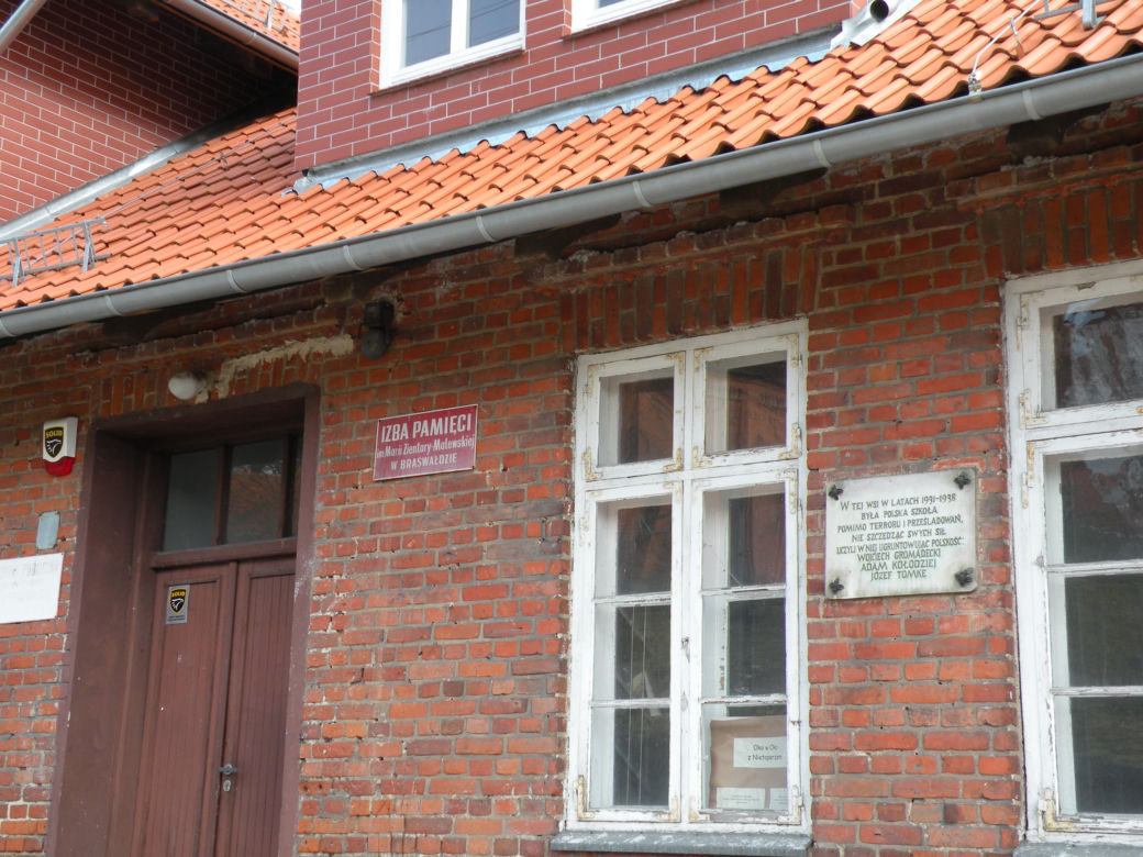 Niezwykła wieś na Warmii tylko 8 km od Olsztyna. Wyróżnia ją charakterystyczny układ budynków