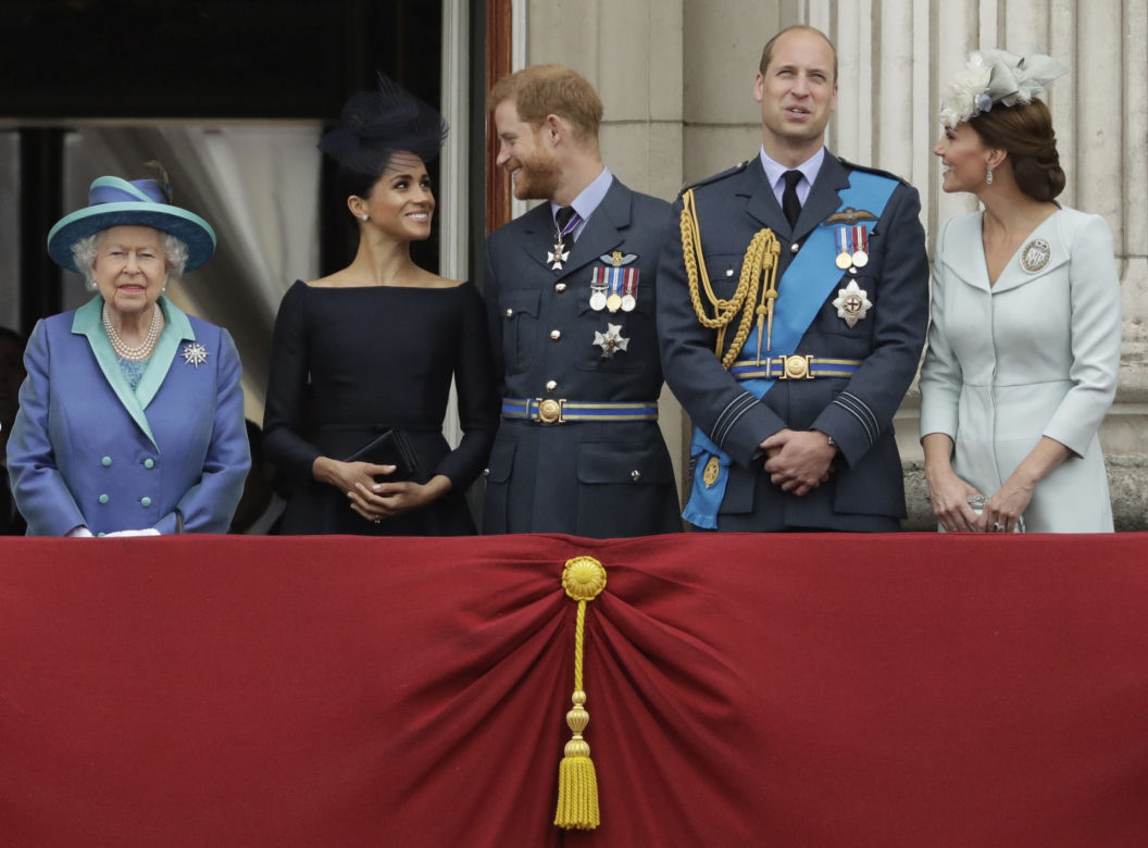 Harry i Meghan ODCHODZĄ z rodziny królewskiej! Zarobią na tym miliony