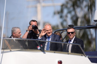 Tusk został wilkiem morskim! Garnitur, jacht i Bałtyk. Mamy zdjęcia