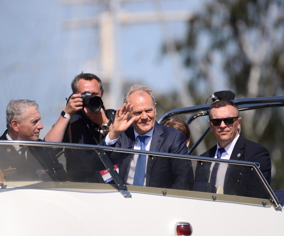 Premier Donald Tusk na jachcie w Gdyni macha do tłumu. O paradzie morskiej z okazji Święta WP przeczytasz w serwisie Eska.