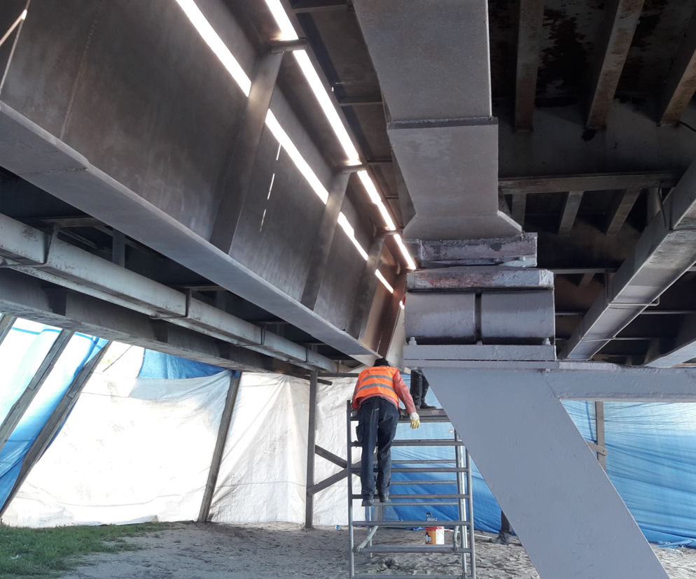Trwa remont wiaduktu kolejowego z kładką dla pieszych nad ulicą Grunwaldzką w Bydgoszczy [ZDJĘCIA]
