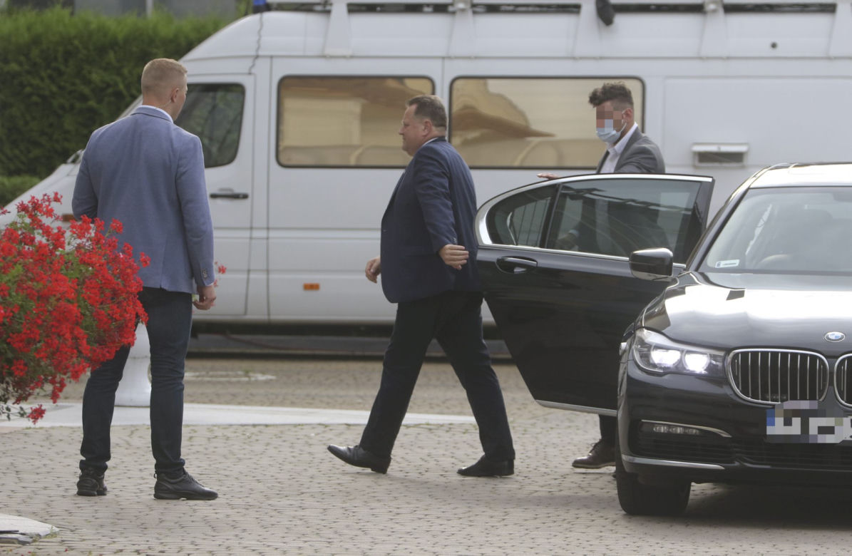 Wyjazd parlamentarzystów PiS na naradę do hotelu w Ożarowie Mazowieckim
