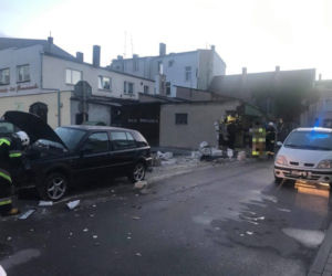 Groźny wypadek w Więcborku! Auto uderzyło w budynek! [ZDJĘCIA]