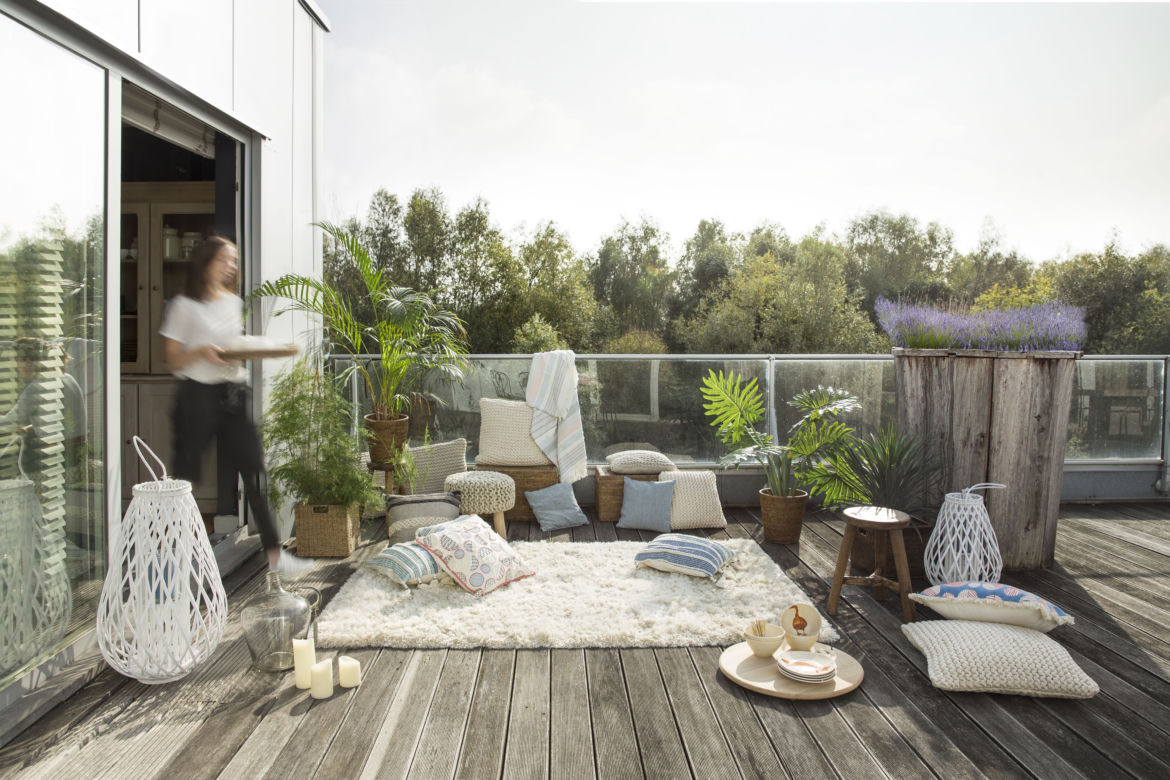 Taras boho – moc drewna i tekstyliów