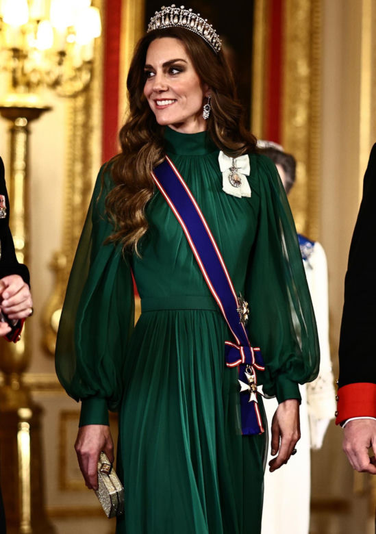 Wszyscy mówią o księżnej Kate. Na głowie ma tiarę Diany, w uszach kolczyki zmarłej królowej