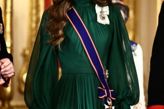 Wszyscy mówią o księżnej Kate. Na głowie ma tiarę Diany, w uszach kolczyki zmarłej królowej