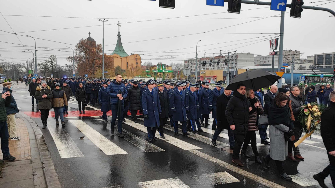  Wrocław. Ostatnie pożegnanie policjantów zastrzelonych na służbie. "Wasz tata jest bohaterem"