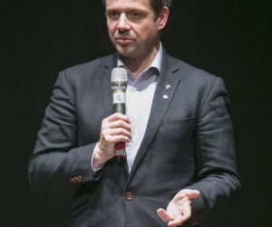 Tak zmieniały się fryzury Rafała Trzaskowskiego