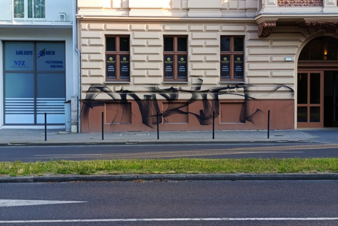 Oszpecona kamienica przy ul. Malczewskiego