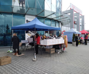 Zamość: Handel przed galerią Revia Park. Sprzedawcy przenieśli się przed galerię