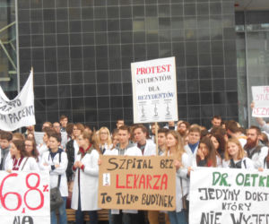 Białe kitle wypełniły Katowicki Rynek. Studenci ŚUM-u wsparli protest rezydentów [ZDJĘCIA, AUDIO]
