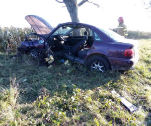 Samochód wypadł z drogi i dachował. Groźny wypadek pod Wrocławiem