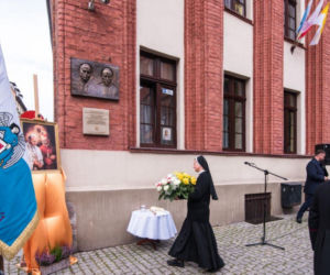 W Toruniu odsłonięto tablicę poświęconą św. Janowi Pawłowi II oraz bł. kard. Stefanowi Wyszyńskiemu