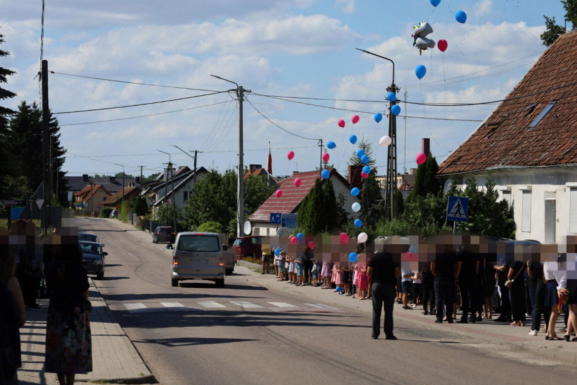 Kolorowe balony wzbiły się prosto do nieba. Wzruszający gest na pogrzebie 7-letniej Natusi