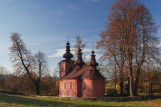 To jedna z najmniejszych wsi w Małopolsce. Znajduje się w niej zaledwie 16 domów