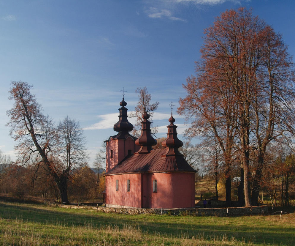 To jedna z najmniejszych wsi w Małopolsce. Znajduje się w niej zaledwie 16 domów