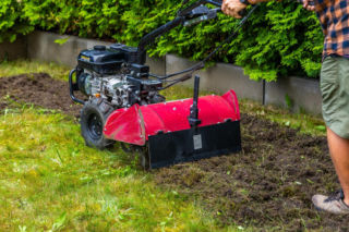 Czy nadszedł czas, by na dobre pożegnać szpadel? Glebogryzarka na wiosnę w ogrodzie