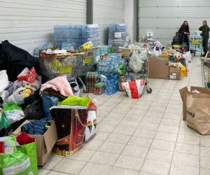 Na granicy w Korczowej na uchodźców czekają ludzie z całej Europy