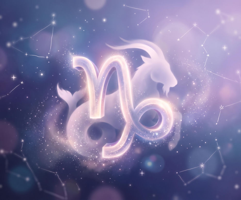 Świecący symbol zodiakalnego Koziorożca na tle gwieździstego nieba. O horoskopie dla Koziorożca przeczytasz w serwisie Eska.