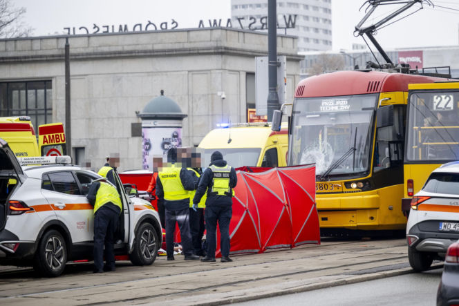 Potrącenie pieszego przez tramwaj w Warszawie