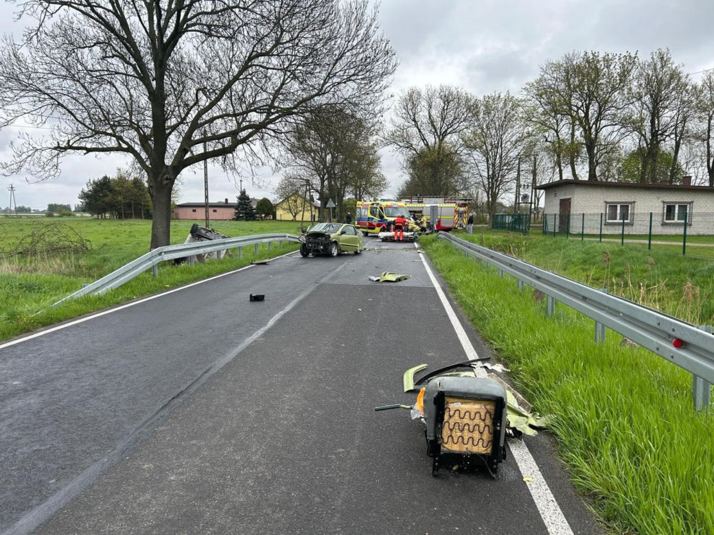 Siła uderzenia wyrzuciła fotel pasażera poza auto. Koszmarny wypadek na prostej drodze