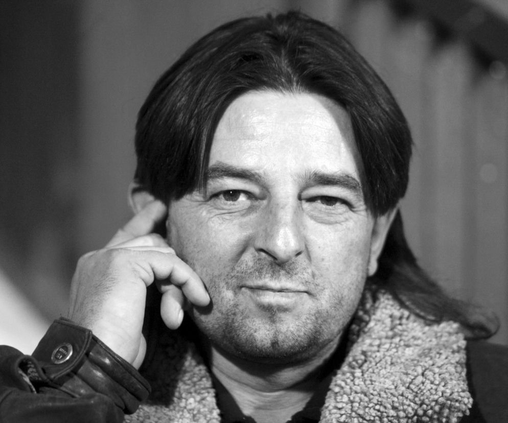 Czarno-biały portret Jacka Ziobera z ręką przy twarzy. O śmierci wybitnego piłkarza przeczytasz na SE Supersport.