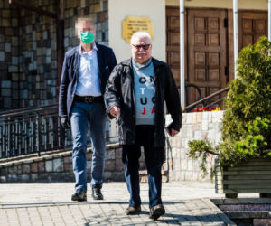 Koronawirus w Trójmieście. Ochroniarze Lecha Wałęsy w maseczkach