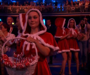TVN zrobił to jako pierwszy. Badach w świątecznym sweterku otwiera sezon na Mikołaja i choinki