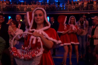 TVN zrobił to jako pierwszy. Badach w świątecznym sweterku otwiera sezon na Mikołaja i choinki