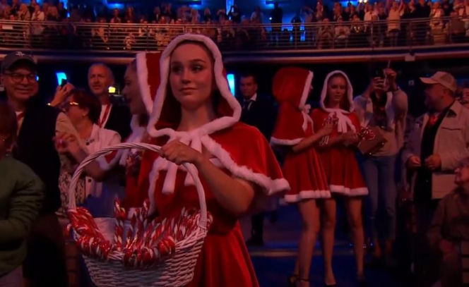 TVN zrobił to jako pierwszy. Badach w świątecznym sweterku otwiera sezon na Mikołaja i choinki