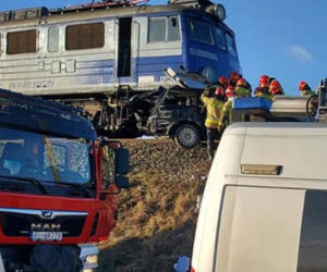 Śmiertelny wypadek w Michałowie pod Kutnem. Zderzenie auta z pociągiem