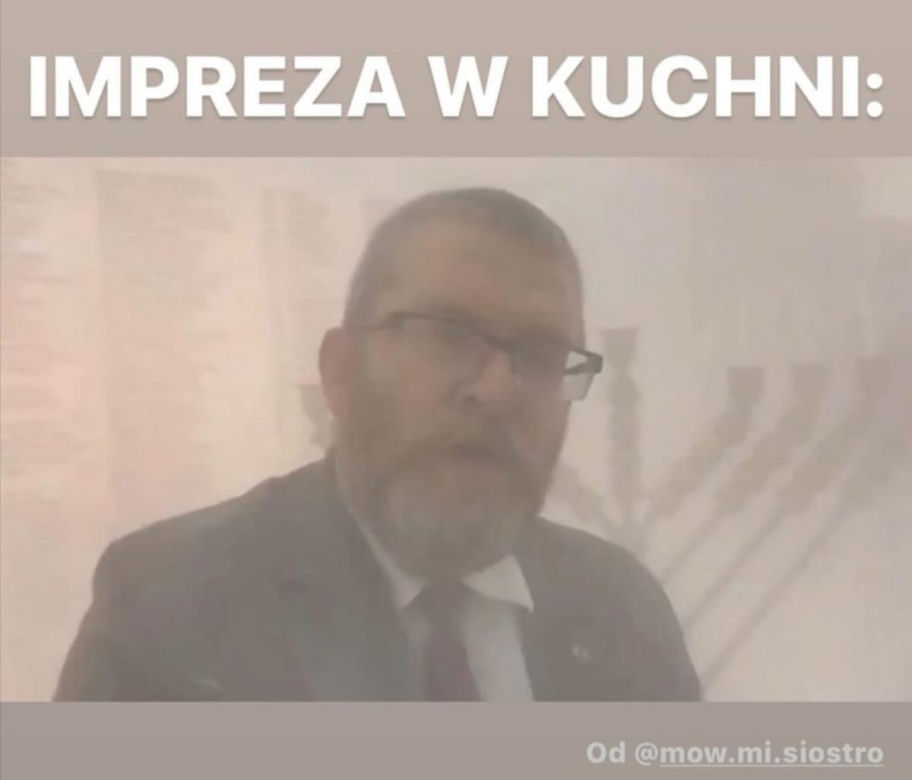 Grzegorz Braun z gaśnicą w Sejmie