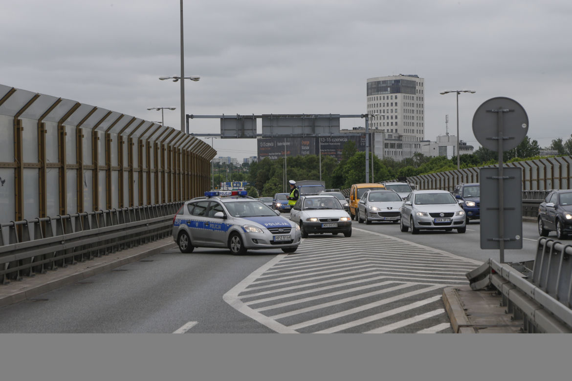 motocyklista na dostawczaku - estakada do wisłostrady zablokowana