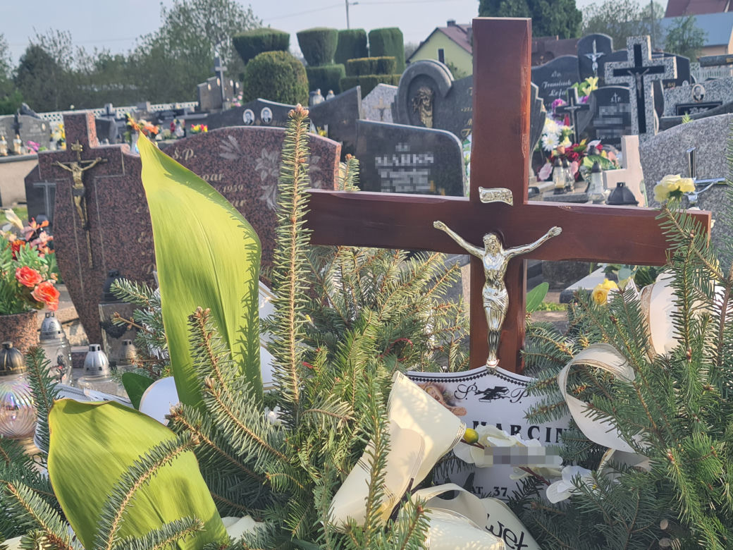 Marcin zginął w tragicznym wypadku w Tryńczy. Grób strażaka tonie w kwiatach [GALERIA]