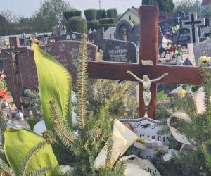 Marcin zginął w tragicznym wypadku w Tryńczy. Grób strażaka tonie w kwiatach [GALERIA]
